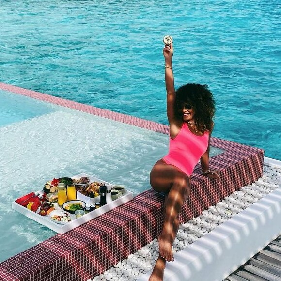 Juliana Paes explicou ter editado a foto de biquíni para mexer na cor do mar