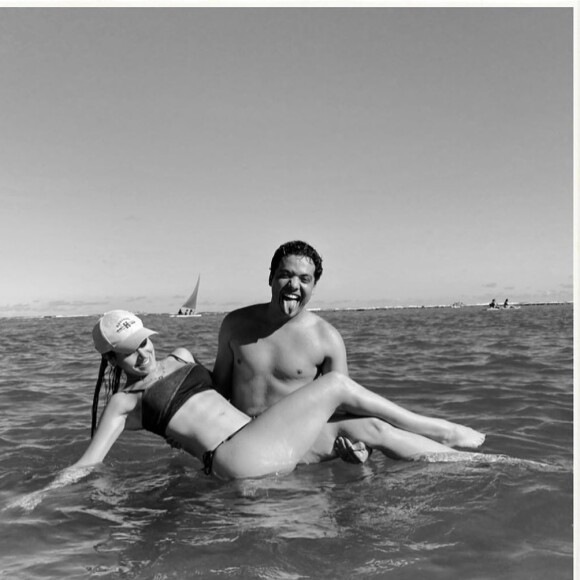 Thyane Dantas se diverte com Wesley Safadão em praia