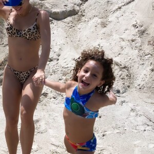 Thyane Dantas se diverte em praia com a filha, Ysis