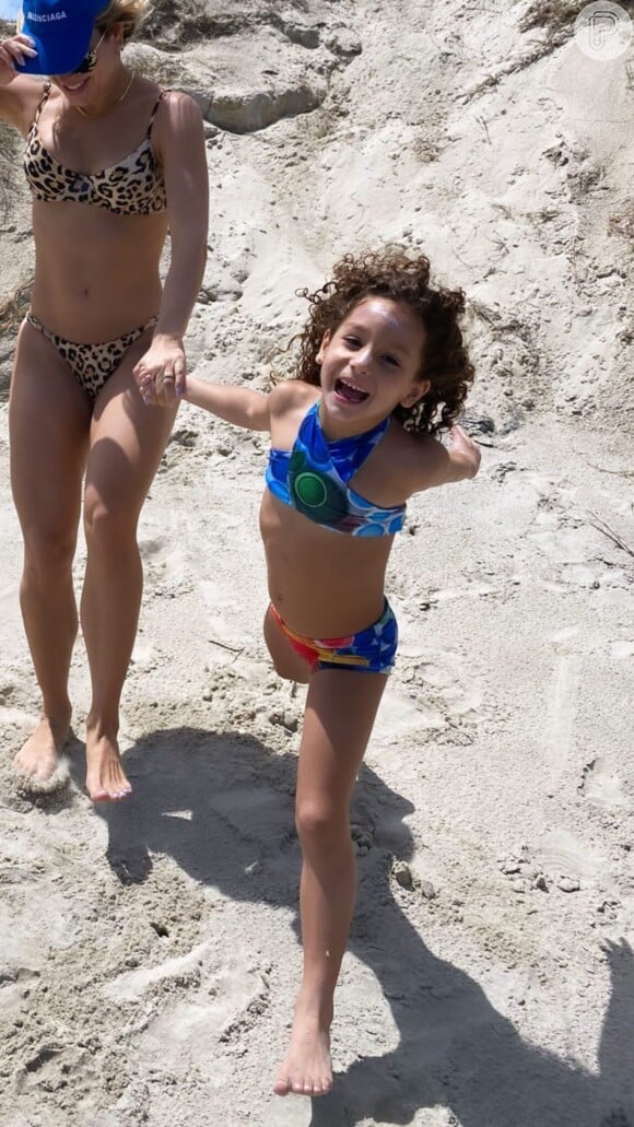 Thyane Dantas se diverte em praia com a filha, Ysis