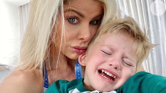 Karina Bacchi leva torta na cara na TV e mostra reação do filho, Enrico: 'Chorando'