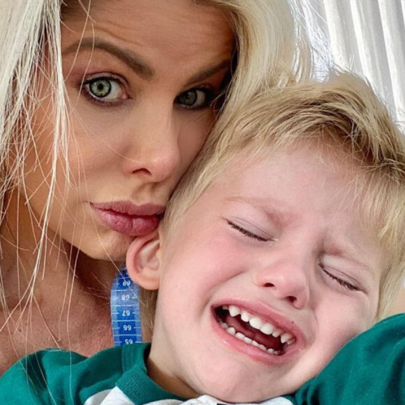 Karina Bacchi leva torta na cara na TV e mostra reação do filho, Enrico: 'Chorando'