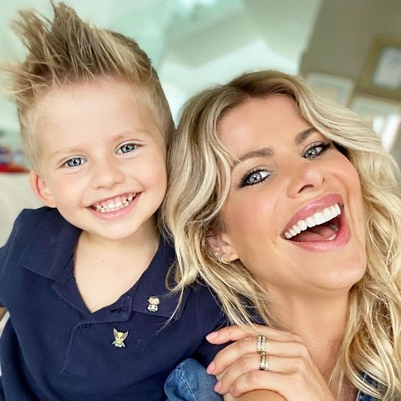 Karina Bacchi filma reação do filho ao vê-la levando torta na cara: 'Anjinho protetor'