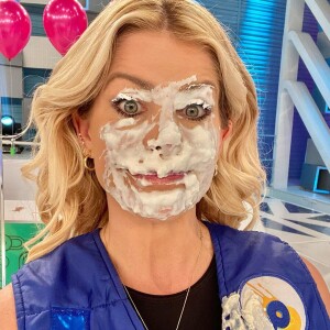 Karina Bacchi participou do 'Passa ou Repassa' e levou torta na cara