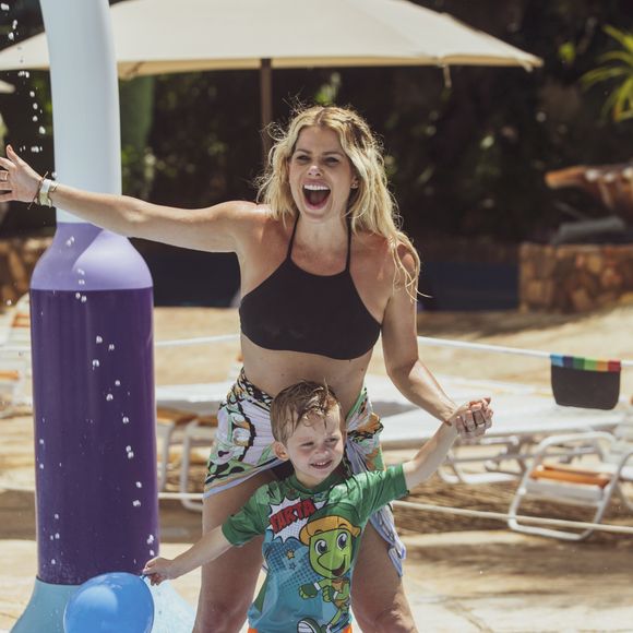 Karina Bacchi curtiu dias de folga com o filho no Beach Park, no Ceará