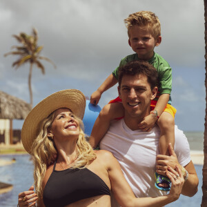 Karina Bacchi se divertiu no parque de Aquirraz com o marido e o filho