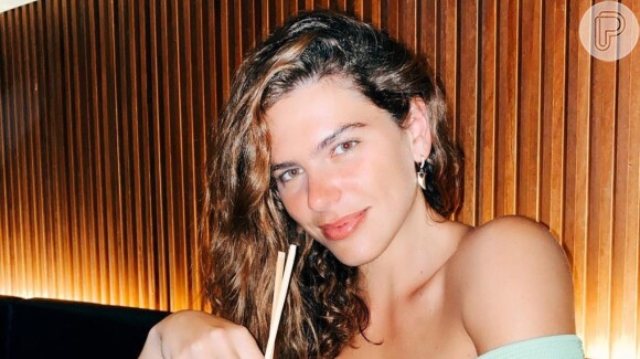 Mariana Goldfarb passa por transição capilar e exibe cabelo cacheado