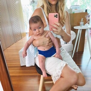 Giovanna Ewbank se encantou com a foto no espelho com o filho mais novo, Zyan