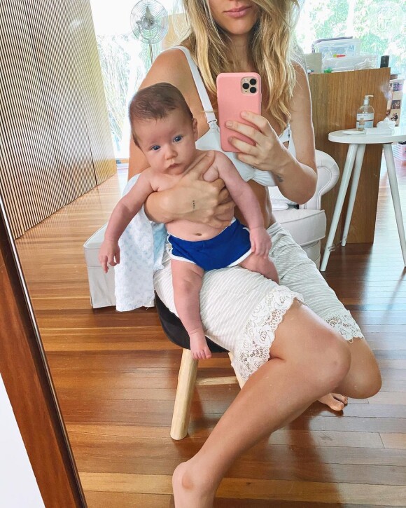 Giovanna Ewbank se encantou com a foto no espelho com o filho mais novo, Zyan