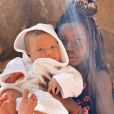 Giovanna Ewbank tieta filho mais novo em foto: 'Faz charminho'