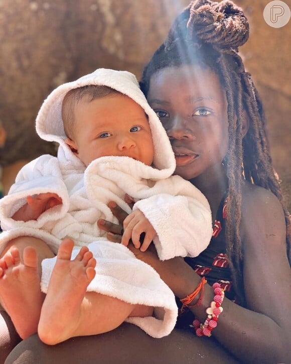 Giovanna Ewbank tieta filho mais novo em foto: 'Faz charminho'
