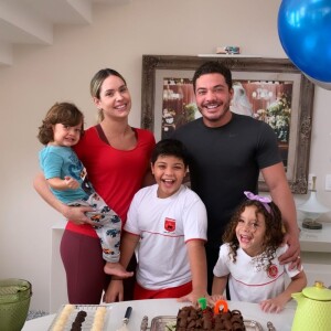 Filho de Wesley Safadão faz foto com irmãos, cantor e Thyane Dantas em aniversário
