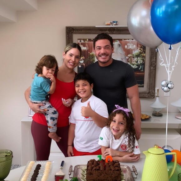 Filho de Wesley Safadão e Mileide Mihaile ganha café da manhã surpresa