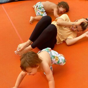 Andressa Suita posou com filhos, Gabriel e Samuel, e citou semelhança entre eles