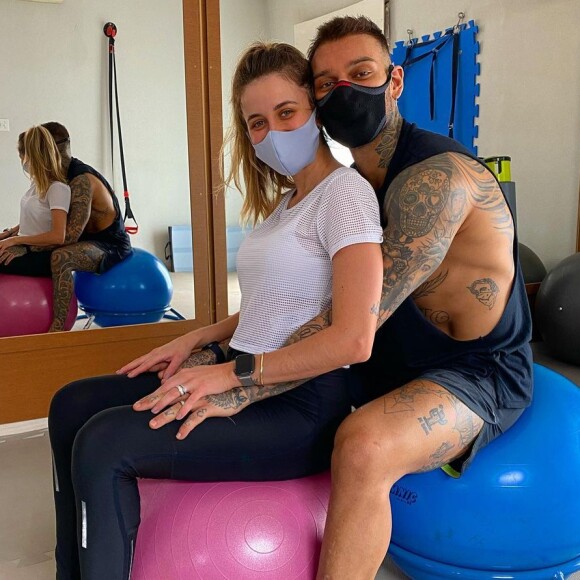 Lorena Carvalho, mulher de Lucas Lucco, é adepta de pilates na gravidez
