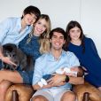 Kaká reuniu os filhos, Luca, Isabella e Esther, em foto com a mulher, Carol Dias