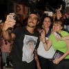 Simpático, Caio Castro tirou selfies com as fãs presentes no Shopping Eldorado