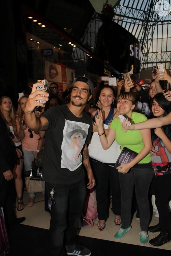 Simpático, Caio Castro tirou selfies com as fãs presentes no Shopping Eldorado