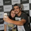 Caio Castro participa de evento na loja Sephora e posa para selfies com fãs