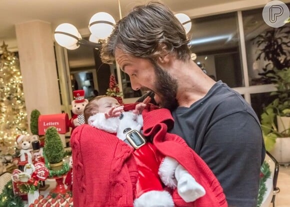 Sthefany Brito vestiu o filho, Antônio Enrico de bebê Noel, e se derreteu por foto dele com Kayky Brito: 'Dindo babão'