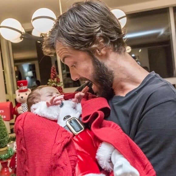 Sthefany Brito vestiu o filho, Antônio Enrico de bebê Noel, e se derreteu por foto dele com Kayky Brito: 'Dindo babão'