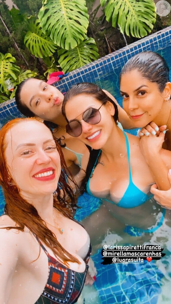 Andressa Suita, de biquíni, posa com amigas em piscina