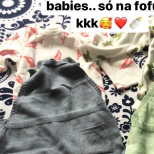 Andréia Sadi exibe macacões enviados de presente por Sandra Annenberg
