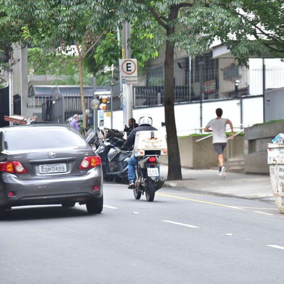 Reynaldo Gianecchini saiu correndo ao ver paparazzo na academia