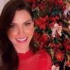 Andressa Suita elege vestido de vermelho tricot para montar árvore de Natal