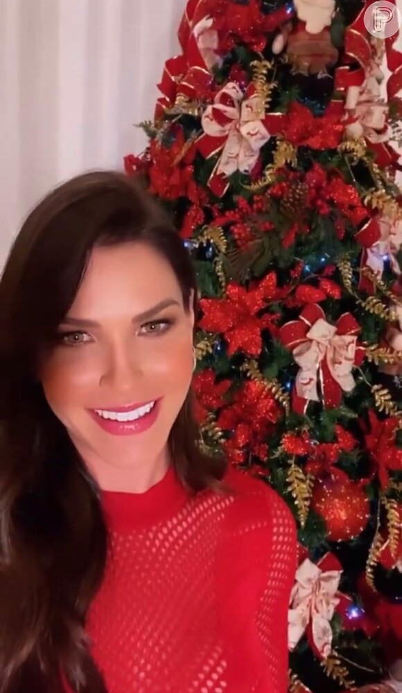 Andressa Suita elege vestido de vermelho tricot para montar árvore de Natal