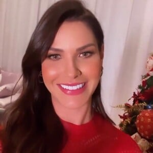 Andressa Suita aposta em look vermelho 'para combinar' com árvore de Natal