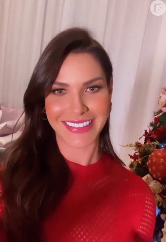 Andressa Suita aposta em look vermelho 'para combinar' com árvore de Natal