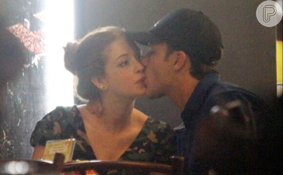 Marina Ruy Barbosa e Klebber Toledo se beijam em restaurente do Rio, em 4 de março de 2013