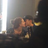 Marina Ruy Barbosa e Klebber Toledo são flagrados aos beijos em restaurante