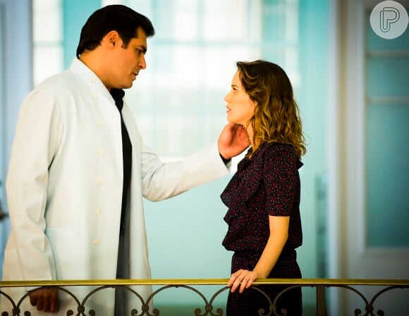 Marcos (Thiago Lacerda) diz a Laura (Nathalia Dill) que Caíque (Sergio Guizé) tem problemas mentais, em 'Alto Astral'