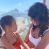 Bruna Marquezine se divertiu com filha de amiga durante dia de piscina