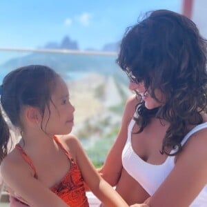 Bruna Marquezine se divertiu com filha de amiga durante dia de piscina