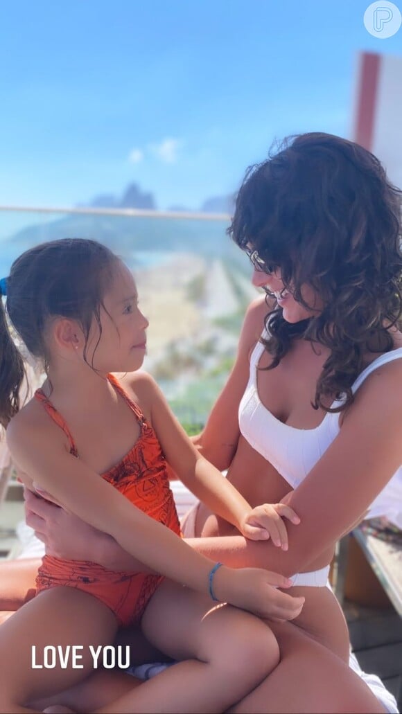 Bruna Marquezine se divertiu com filha de amiga durante dia de piscina