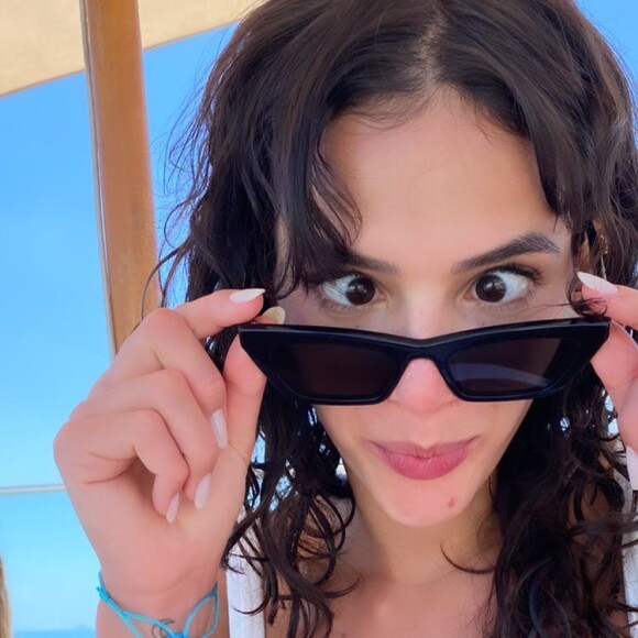 Bruna Marquezine faz careta em foto feita por filha de sua amiga
