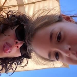 Bruna Marquezine e filha de amiga fazem careta em foto juntas
