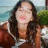 Bruna Marquezine posa para filha de amiga mandando beijo