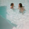 Bruna Marquezine curte piscina com filha de amiga em hotel no Rio de Janeiro