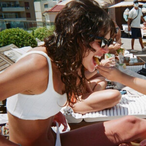 Bruna Marquezine curte piscina com filha de amiga e se diverte com 'flagra'. Veja!