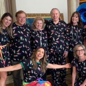Silvio Santos fez 90 anos e ganhou festa do pijama. Na foto, apresentador com os irmãos, a mulher e as seis filhas