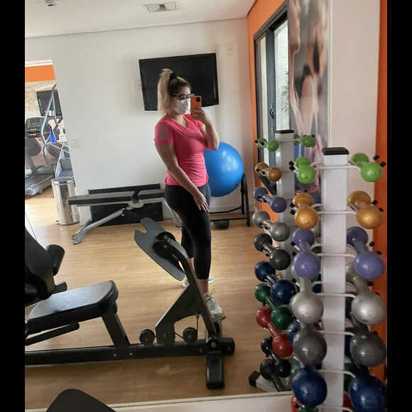 Marília Mendonça mostra resultado de rotina fitness em foto