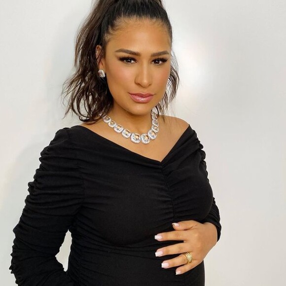 Simone, da dupla com Simaria, é adepta de looks confortáveis na gravidez
