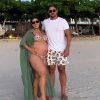 De biquíni, Simone mostra barriga de gravidez em foto com marido