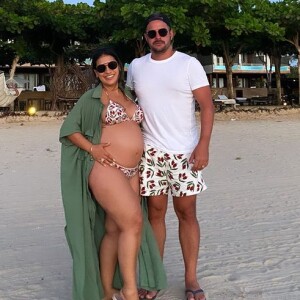 De biquíni, Simone mostra barriga de gravidez em foto com marido