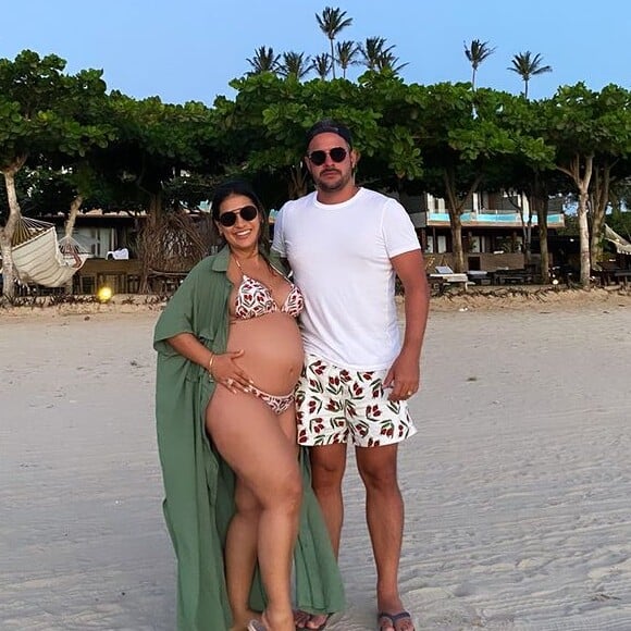 De biquíni, Simone mostra barriga de gravidez em foto com marido