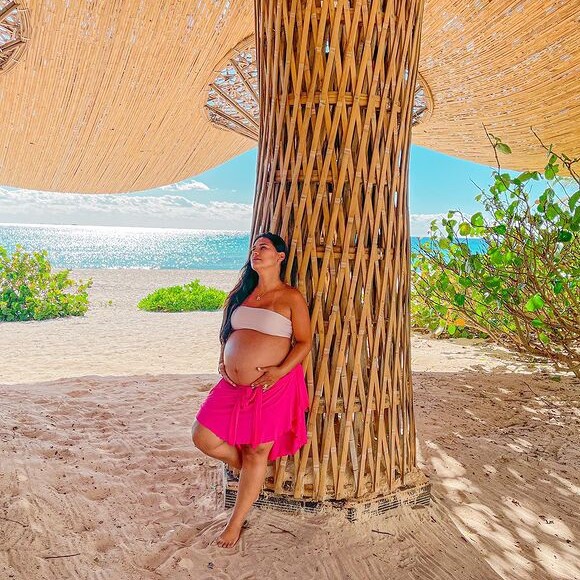 Grávida, Simone exibe novas curvas do corpo em foto de biquíni